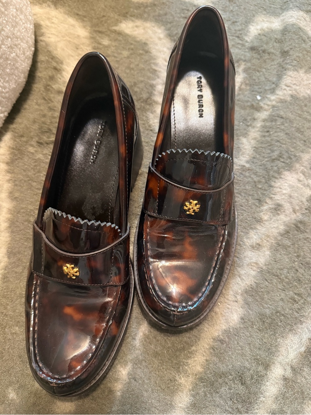 Tory Burch Classic Heeled Loafers in Tortoise Patent - Picture 3 of 9